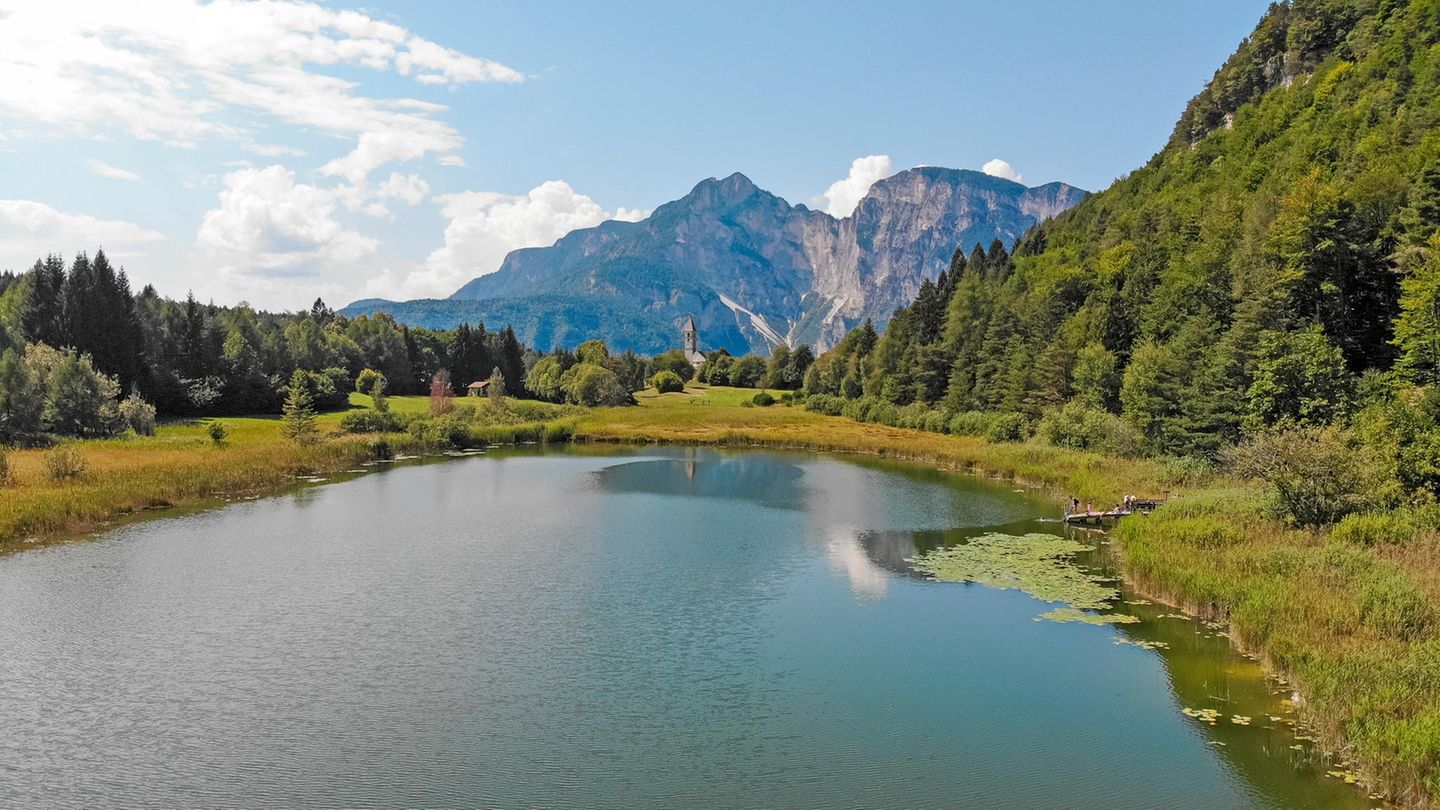 Fennberger See Ein See vor einer Bergkulisse