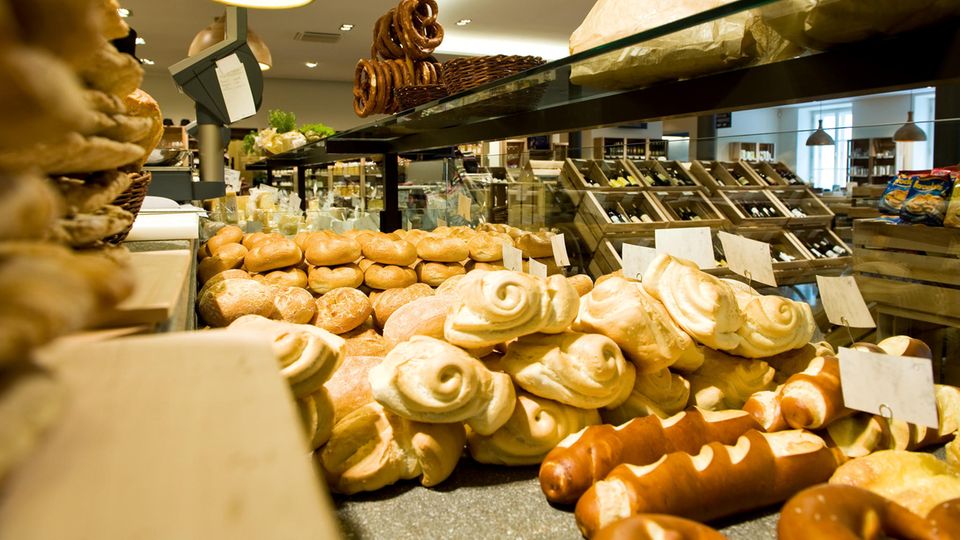 Laugenstangen und Brötchen.