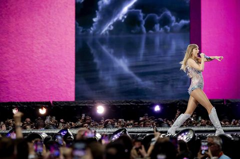 Taylor Swift mit Fans in Amsterdam auf der Bühne