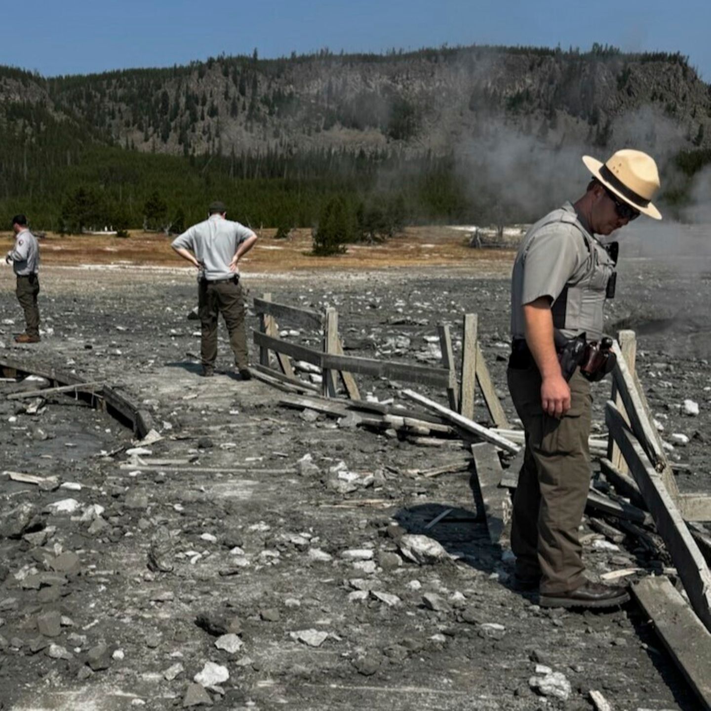 Angestellte schauen sich die Schäden der Explosion an