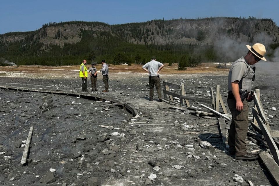 Angestellte schauen sich die Schäden der Explosion an