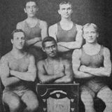 Gruppenbild von fünf Schwimmern; hinten rechts: Frederick Lane, der Olympia-Sieger im Hindernisschwimmen 1900