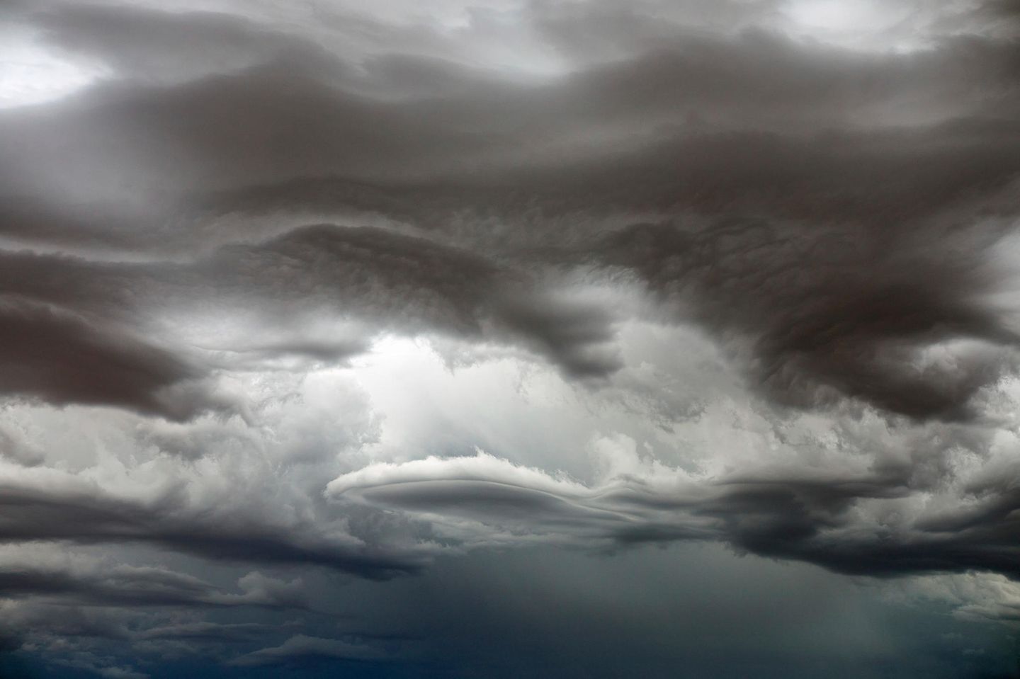 Lässt sich das Chaos bändigen? dramatic stormy clouds