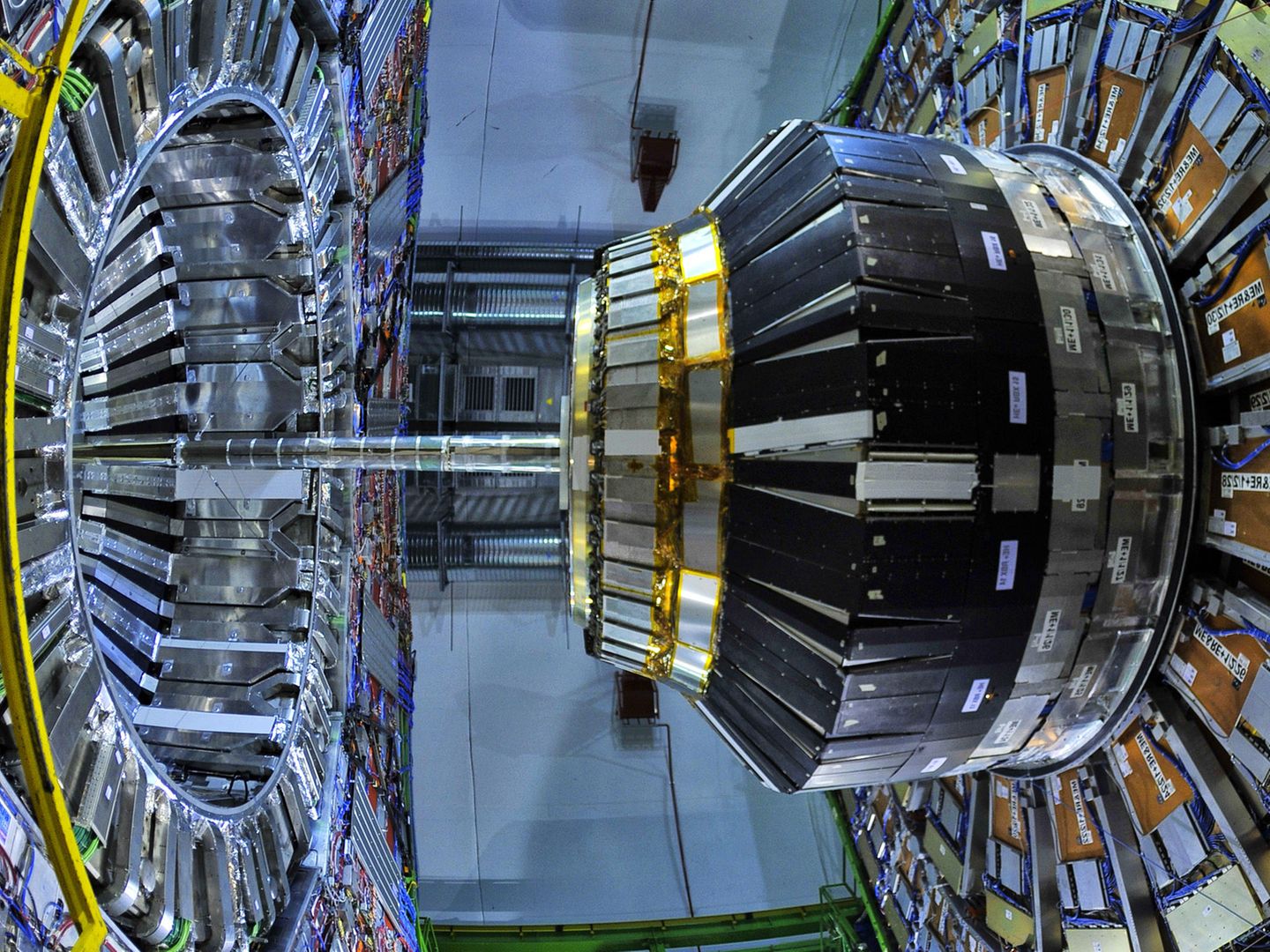 Am Large Hadron Collider zeigen sich winzige Unterschiede zwischen Materie und Antimaterie