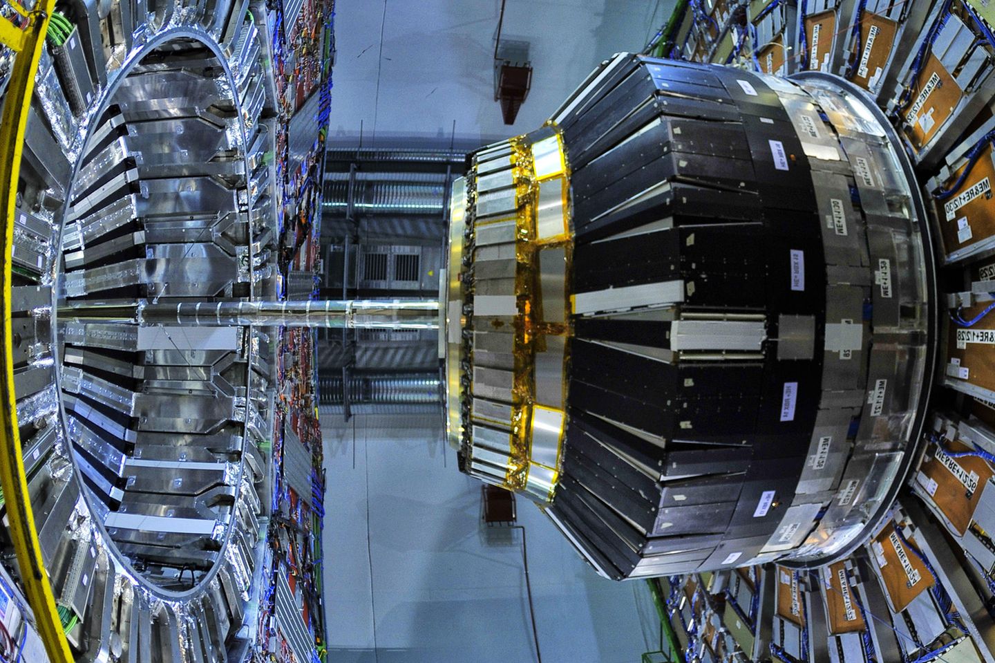 Warum existiert mehr Materie als Antimaterie? Am Large Hadron Collider zeigen sich winzige Unterschiede zwischen Materie und Antimaterie