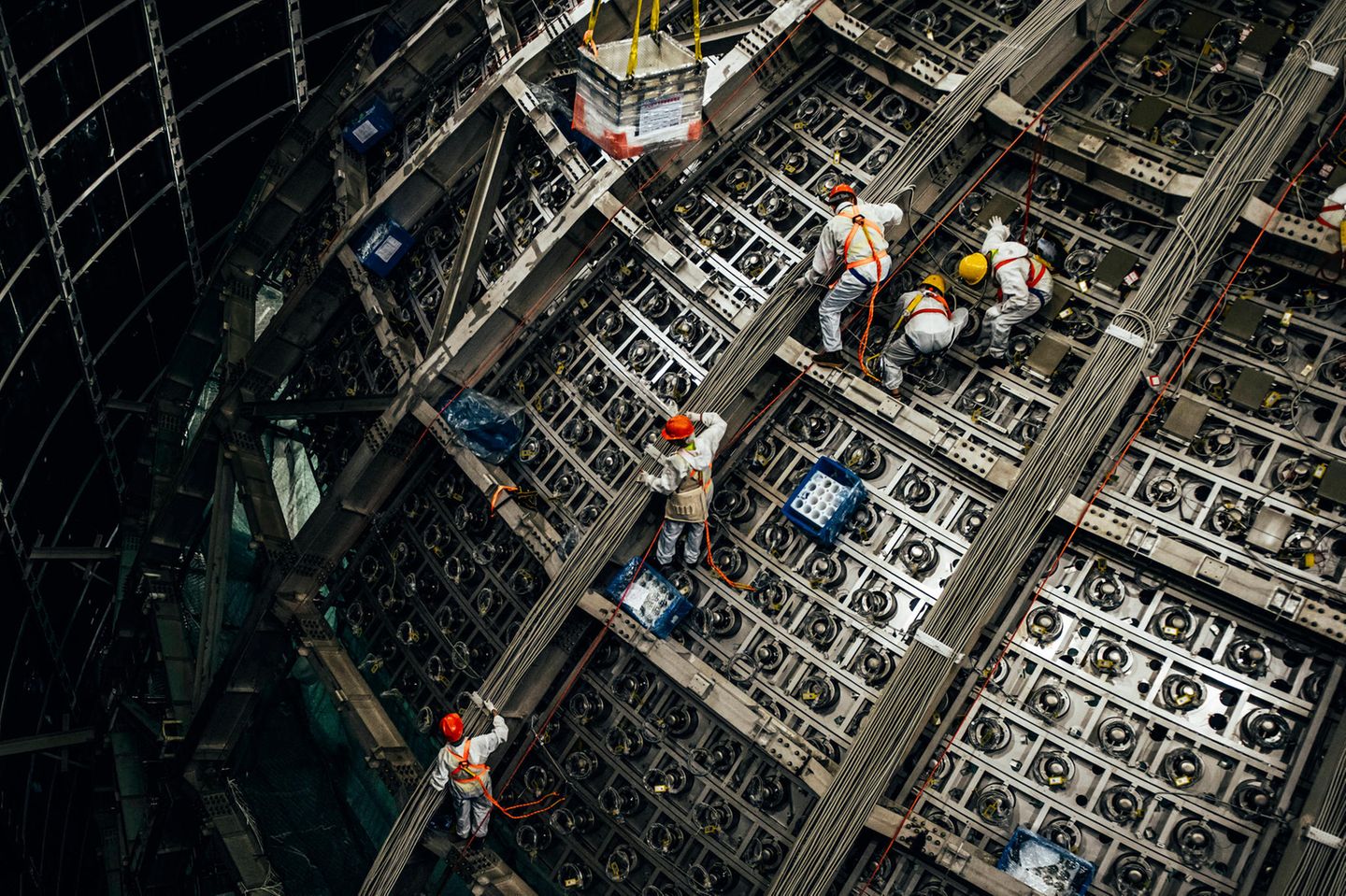 Unter all den bekannten Bausteinen der Natur sind die Neutrinos die am wenigsten verstandenen. Kein Wunder, entwischen sie doch fast allen Messgeräten. In diesem Augenblick, während Sie das lesen, fliegen Abermilliarden Neutrinos durch Ihren Körper, doch merken Sie davon nichts, da die Neutrinos fast nie mit Atomen zusammenstoßen.   Das wenige allerdings, was von Neutrinos bekannt ist, ist seltsam. Es existieren drei Arten, und ständig wechselt ein Neutrino seine Identität zwischen ihnen. Entgegen der Erwartung besitzen sie eine Masse, die aber winzig ist, kleiner als ein Milliardstel der Masse eines Protons.   Besonders kurios: In der Quantenphysik können Elementarteilchen – salopp gesagt – "Rechtshänder" oder "Linkshänder" sein. Die Neutrinos sind aber fast ausnahmslos "Linkshänder". Für Neutrinos gelten offenbar einige Sonderregeln, die für andere Materie nicht gelten. Mit spektakulären Experimenten wollen Forschende herausfinden, warum – in der Hoffnung, dass die Neutrinos uns den Weg zu bislang unbekannter Physik weisen.     ⇒ Unser Podcast-Tipp zu Neutrinos