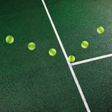 Die Zeit tickt unaufhörlich. Versuchen wir uns einen Augenblick zu vergegenwärtigen, ist er schon vergangen. Die Physik konnte das Mysterium Zeit bislang nicht ergründen. Im Gegenteil, sie offenbarte neue Wunderlichkeiten, vor allem in der Relativitätstheorie. Ihr zufolge vergeht die Zeit verschieden schnell, auf Bergen schneller als in Tälern. Ob Ereignisse gleichzeitig passieren, hängt von der Beobachtungsposition ab. Im Urknall ist ein allererster Zeitpunkt denkbar, vor dem es kein "davor" gab. Raum und Zeit bilden eine Einheit, die Raumzeit; doch während man im Raum in jede beliebige Richtung hin und her reisen kann, sind Reisen in der Zeit nur in eine Richtung möglich: in die Zukunft. In der Quantenphysik hingegen ist ein Sprung in die Vergangenheit möglich, wenn auch nur auf Mikroebene.   Keine Theorie konnte zudem klären, ob die Vergangenheit wirklich vergangen und die Zukunft wirklich offen ist. Manche Physiker, wie Carlo Rovelli, glauben, das Vergehen der Zeit sei bloß eine Illusion und Vergangenheit, Gegenwart und Zukunft würden koexistieren.     ⇒ Unser Podcast-Tipp zu Zeitreisen