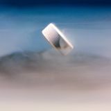 Wenn elektrischer Strom durch die Kabel in Ihrem Zuhause fließt, geht ein Teil seiner Energie ungenutzt als Wärme verloren, denn die Leitungen haben einen inneren Widerstand. Einst schien sicher, dass solch ein Widerstand unumgänglich ist. Doch vor 110 Jahren widerlegte eine Entdeckung diese Erwartung. Bei extrem niedrigen Temperaturen zeigen manche Materialien außergewöhnliche elektrische und magnetische Eigenschaften. In ihnen fließt der Strom ohne jeden Widerstand, sie erzeugen extrem starke Magnetfelder und lassen sogar andere Magnete schweben (Bild).   Solche Supraleiter finden sich schon heute in Magnetresonanztomographen oder Teilchenbeschleunigern. Sie könnten unsere Welt aber noch weitaus mehr revolutionieren: Die Träume reichen von der Magnetschwebebahn bis zur Kernfusion. Doch dazu müssten die Supraleiter auch bei alltäglichem Druck und Temperaturen funktionieren. Zuletzt häuften sich Skandale um das lang ersehnte Wundermaterial. Und doch scheint die Zeit reif zu sein für die Entdeckung. 