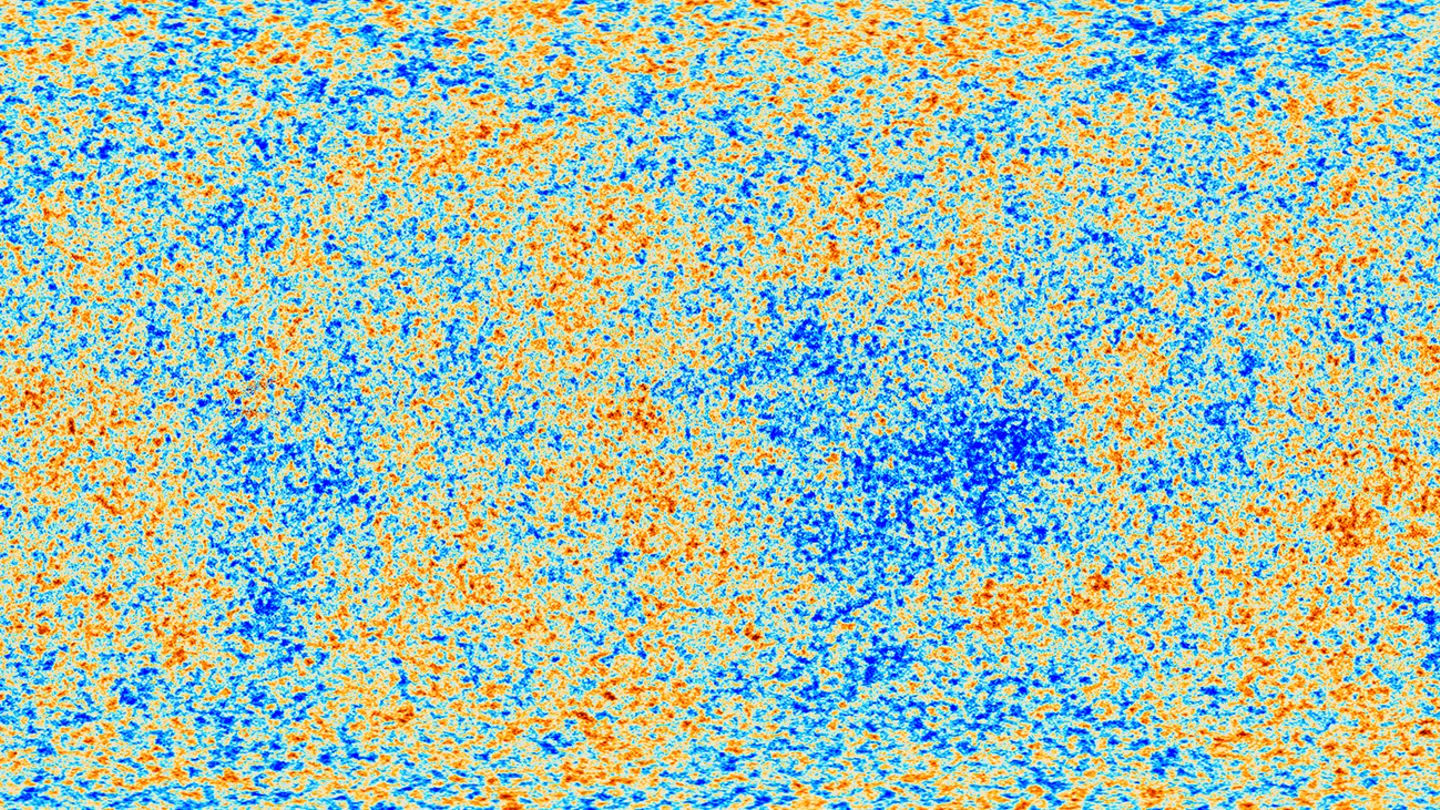Am Anfang war das Universum unendlich heiß und vollgepackt mit Energie. Dann dehnte sich der Raum schlagartig aus, das Universum kühlte ab, die ersten Atome, Sterne und Galaxien entstanden.   Was sich vor 13,8 Milliarden Jahren abspielte, kann das menschliche Vorstellungsvermögen kaum fassen. Und doch gilt der Urknall als sehr gut belegt. Nicht nur, weil sich der Raum noch immer ausdehnt, sondern weil sich am Rande des sichtbaren Universums das Nachglühen des heißen Anfangs zeigt – die kosmische Hintergrundstrahlung (Bild).  Bis in die ersten Sekundenbruchteile hinein lässt sich die Entstehung des Universums rekonstruieren. Doch bis ganz an den Anfang kommt die Physik nicht, dafür sind ihre Formeln nicht gemacht. Zudem bleibt die Frage: Was war davor? Die vorläufige Antwort: Ein Davor gab es nicht, die Zeit selbst begann erst mit dem Urknall. Allerdings könnte sich unser Universum auch aus einem älteren Universum gebildet haben. Oder wir sind Teil eines größeren Ganzen, eines Multiversums. Unvorstellbar? Ja, aber nicht unmöglich!       ⇒ Unser Podcast-Tipp zum Urknall