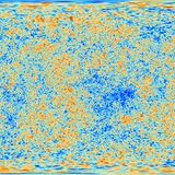 Am Anfang war das Universum unendlich heiß und vollgepackt mit Energie. Dann dehnte sich der Raum schlagartig aus, das Universum kühlte ab, die ersten Atome, Sterne und Galaxien entstanden.   Was sich vor 13,8 Milliarden Jahren abspielte, kann das menschliche Vorstellungsvermögen kaum fassen. Und doch gilt der Urknall als sehr gut belegt. Nicht nur, weil sich der Raum noch immer ausdehnt, sondern weil sich am Rande des sichtbaren Universums das Nachglühen des heißen Anfangs zeigt – die kosmische Hintergrundstrahlung (Bild).  Bis in die ersten Sekundenbruchteile hinein lässt sich die Entstehung des Universums rekonstruieren. Doch bis ganz an den Anfang kommt die Physik nicht, dafür sind ihre Formeln nicht gemacht. Zudem bleibt die Frage: Was war davor? Die vorläufige Antwort: Ein Davor gab es nicht, die Zeit selbst begann erst mit dem Urknall. Allerdings könnte sich unser Universum auch aus einem älteren Universum gebildet haben. Oder wir sind Teil eines größeren Ganzen, eines Multiversums. Unvorstellbar? Ja, aber nicht unmöglich!       ⇒ Unser Podcast-Tipp zum Urknall
