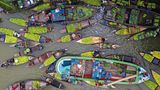 Boote eines Marktes von oben