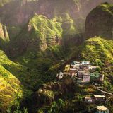 Dorf an den Hängen eines Bergmassivs