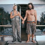 Manche haben sich schon seit Jahren nicht mehr an der Hand gehalten. Doch für Valery Poshtarov posieren Vater-Sohn-Paare stets mit dieser Geste – lachend und stolz oder peinlich berührt.