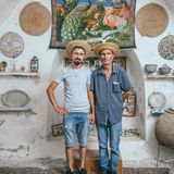 Der bulgarische Fotograf aber will mit seiner Porträtreihe "Father and Son" zeigen, wie nah sich viele Väter und Söhne dennoch sind: Manche haben den gleichen Beruf, andere gehen ähnlichen Hobbys nach oder teilen Modevorlieben. 