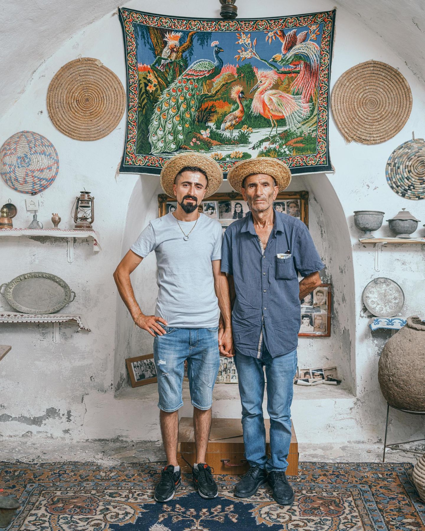 Der bulgarische Fotograf aber will mit seiner Porträtreihe "Father and Son" zeigen, wie nah sich viele Väter und Söhne dennoch sind: Manche haben den gleichen Beruf, andere gehen ähnlichen Hobbys nach oder teilen Modevorlieben. 