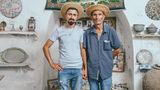Der bulgarische Fotograf aber will mit seiner Porträtreihe "Father and Son" zeigen, wie nah sich viele Väter und Söhne dennoch sind: Manche haben den gleichen Beruf, andere gehen ähnlichen Hobbys nach oder teilen Modevorlieben. 