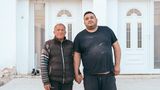 Einige Männer sprach er spontan an, andere über Soziale Medien. Immer wollte Poshtarov die verschüttete Intimität zwischen den Generationen einfangen. 