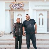 Einige Männer sprach er spontan an, andere über Soziale Medien. Immer wollte Poshtarov die verschüttete Intimität zwischen den Generationen einfangen. 