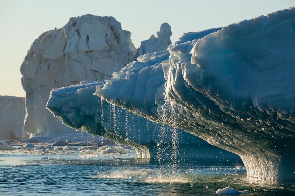 seitliche Ansicht auf schmelzende Eisberge