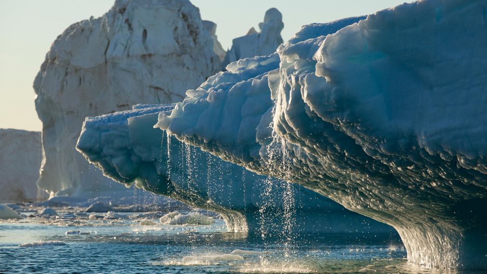 seitliche Ansicht auf schmelzende Eisberge