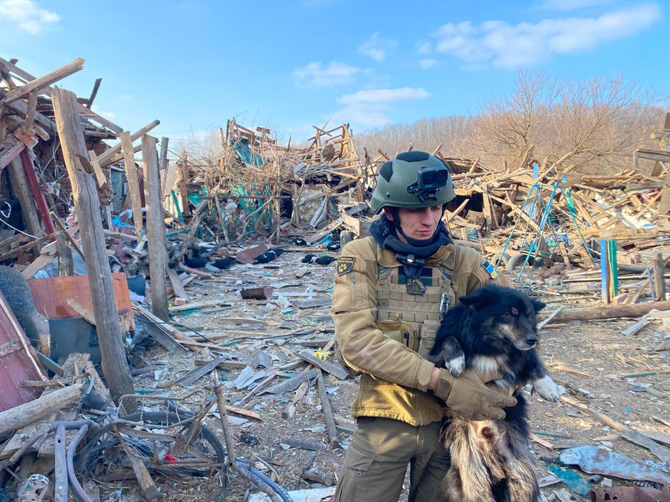 Ruslan leitet die Rettungsteams von Animal Rescue Kharkiv. Mindestens zwei Monate Militärerfahrung müssen alle vorweisen, die an Einsätzen im militärischen Sperrgebiet teilnehmen