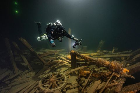 Eigentlich war es zu klein für seine schwere und wertvolle Ladung: Mehr als 100 Flaschen Champagner und Körbe mit Mineralwasser fanden Taucher an Board des gesunkenen Segelschiffs