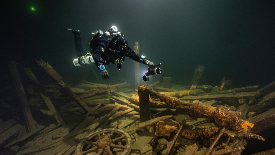 Eigentlich war es zu klein für seine schwere und wertvolle Ladung: Mehr als 100 Flaschen Champagner und Körbe mit Mineralwasser fanden Taucher an Board des gesunkenen Segelschiffs