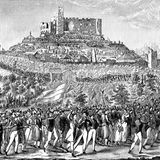 1832:   Mehr als 20 000 Menschen strömen zum Hambacher Fest im gleichnamigen Schloss. Sie fordern demokratische Rechte und die Einheit Deutschlands.