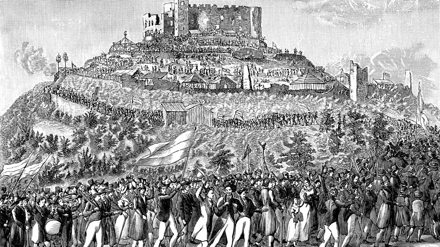 1832:   Mehr als 20 000 Menschen strömen zum Hambacher Fest im gleichnamigen Schloss. Sie fordern demokratische Rechte und die Einheit Deutschlands.