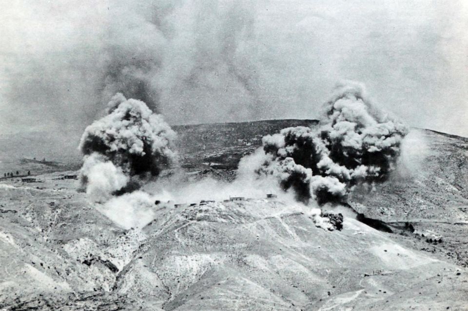Israelischer Bombenangriff auf die syrischen Stellungen auf den Golanhöhen 1.4282