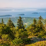 ein Blick auf den Cadillac Mountain, von wo aus man das Meer und andere Länder sehen kann