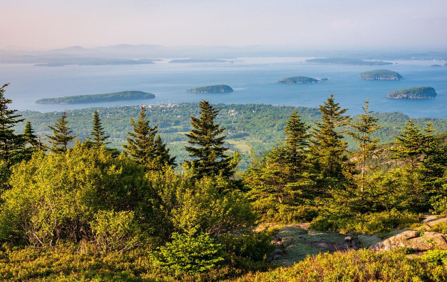 Cadillac Mountain: Wo der erste Sonnenstrahl zu sehen ist ein Blick auf den Cadillac Mountain, von wo aus man das Meer und andere Länder sehen kann