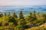 ein Blick auf den Cadillac Mountain, von wo aus man das Meer und andere Länder sehen kann