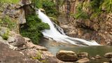 ein Blick auf einen Wasserfall in der Natur