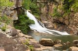 ein Blick auf einen Wasserfall in der Natur