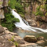 ein Blick auf einen Wasserfall in der Natur