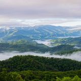Gebirgsketten, umgeben von Rauch