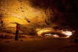 Jemand in der Mammuthöhle macht ein Foto von innen