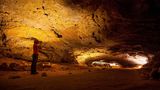 Jemand in der Mammuthöhle macht ein Foto von innen