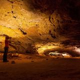 Jemand in der Mammuthöhle macht ein Foto von innen