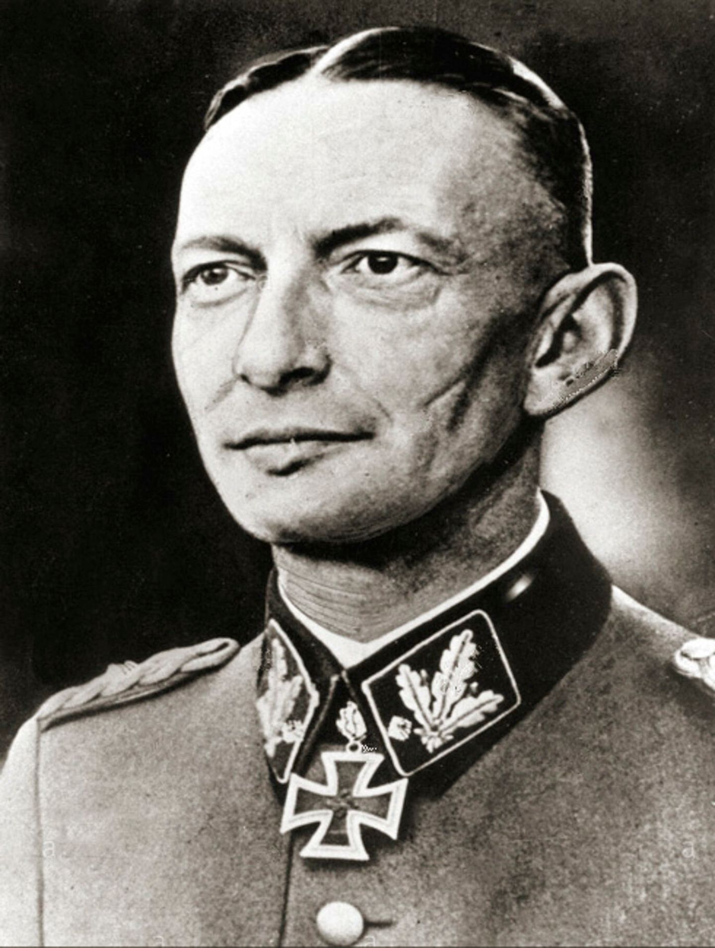 Porträtfoto von Heinz Reinefarth in Uniform.