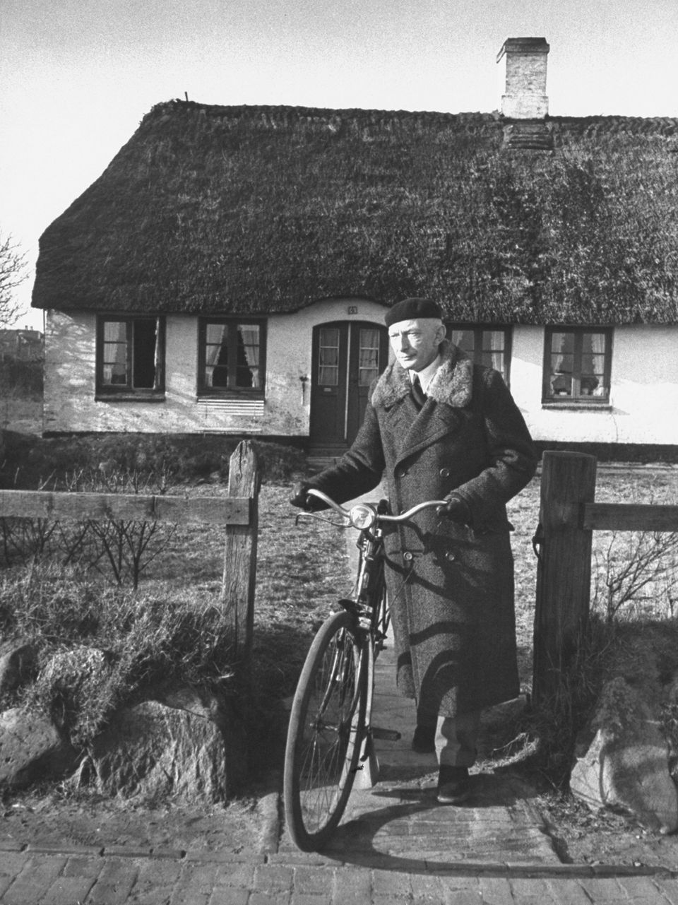 Der alte Heinz Reinefarth mit seinem Fahrrad vor einem mit Reet gedeckten Haus Der alte Heinz Reinefarth mit seinem Fahrrad vor einem mit Reet gedeckten Haus