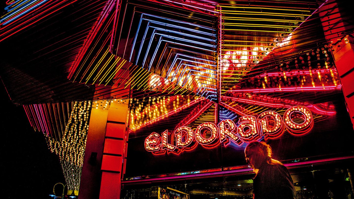 Traum von Eldorado Verspiegelter, bunt beleuchteter Eingang mit dem Schriftzug "Eldorado" bei Nacht