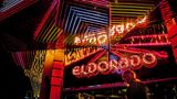 Verspiegelter, bunt beleuchteter Eingang mit dem Schriftzug "Eldorado" bei Nacht