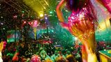 Konfettiparty in einer Discothek, rechts eine leichtbekleidete Tänzerin