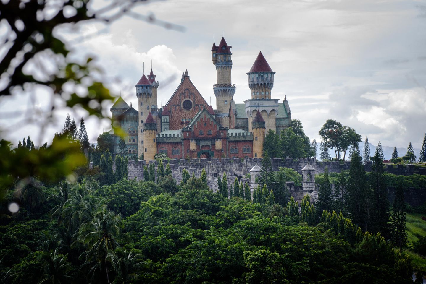 Das Schloss des verlassenen Themenparks auf den Philippinen