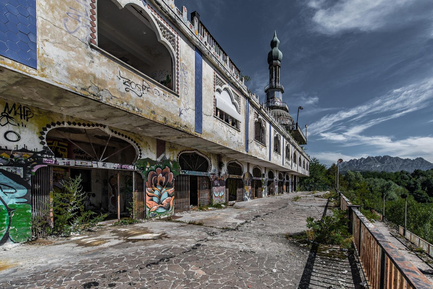 Ein altes und verlassenes Gebäude, das mit Graffiti bedeckt ist