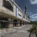 Ein altes und verlassenes Gebäude, das mit Graffiti bedeckt ist