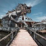 eine große Drachenstatue auf einer Kuppel im Ho Thuy Tien Wasserpark, Hue Vietnam