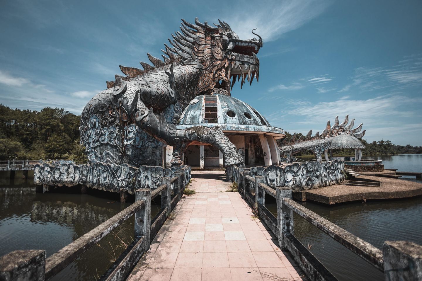 eine große Drachenstatue auf einer Kuppel im Ho Thuy Tien Wasserpark, Hue Vietnam